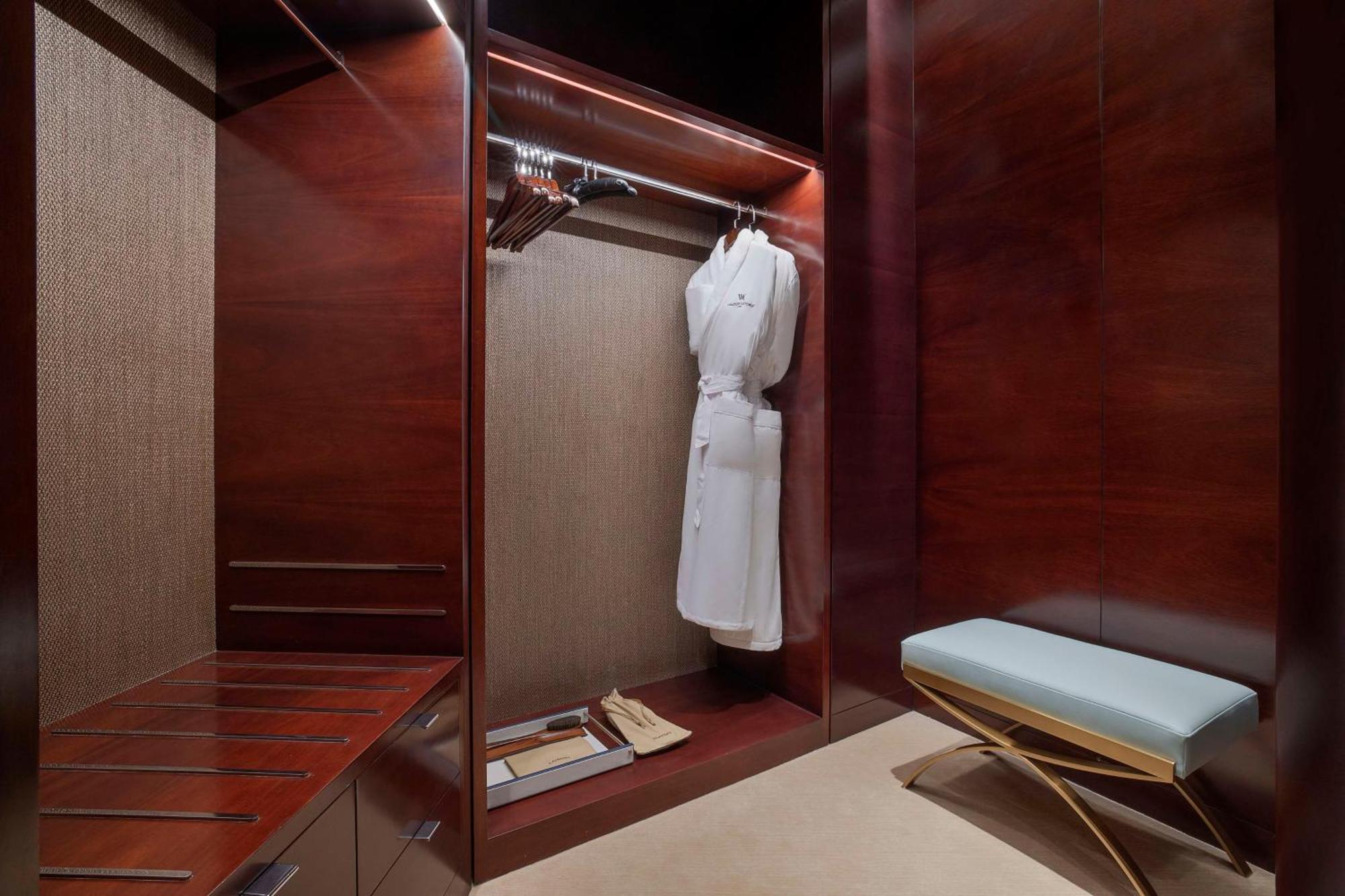 Waldorf Astoria Doha Lusail Eksteriør bilde A bathrobe in a hotel room